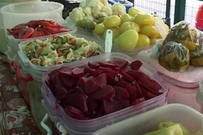 Većina domaćica se organizovalo za zimnicu
