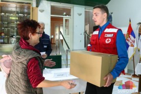 Crveni krst podelom paketa najugroženijim sugrađanima obeležio Svetski dan hrane