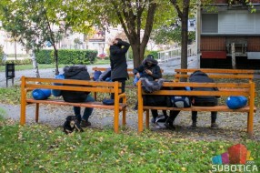 Roditelji negoduju zbog migranata u blizini škole, nadležni poručuju da čine sve da đaci budu bezbedni