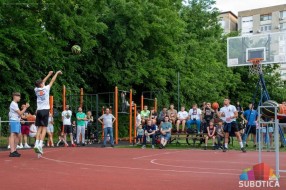 "Trojka iz bloka": Prikupljeno preko 500.000 dinara za pomoć porodici Vidojković iz Ostojićeva