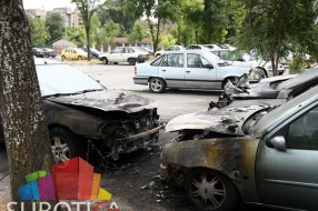 Oštećeno 5 automobila u požaru