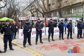 Na ivici incidenta, ali ipak mirno - u centru ispred štanda SNS-a veća grupa građana zviždala i uzvikivala