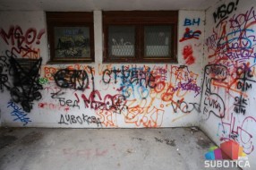 Išarane zgrade ruže Prozivku, vandalima nema ko da stane na put!