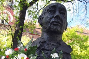 Pokušaj otuđenja biste Balinta Vujkova u parku pored Gradske kuće