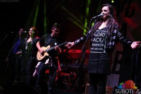 Mirna Radulović na Gradskom trgu pevala sugrađanima