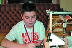 Đak šestog razreda sklapa strujno kolo kao igračku