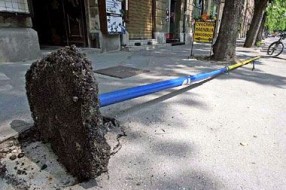 Pocepana zastava DS i oštećena fontana ispred velike katedrale