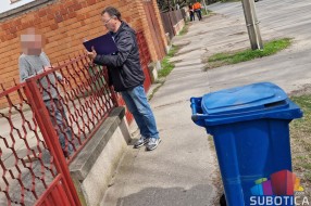 Počela podela plavih kanti u naselju "Peščara"