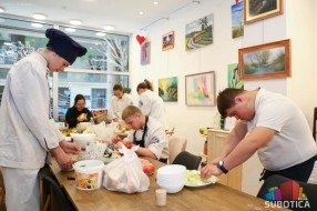 Od srca srcu - učenici Ekonomske škole zajedno sa članovima kluba "Zvuci srca" pripremali zdrave obroke