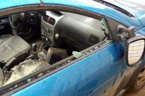 Vandali uništili automobil