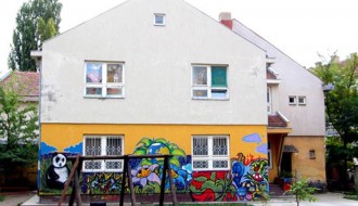 Oslikavanje dela zida u dvorištu PU "Naša radost"