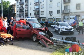 Automobil udario u semafor kod Nove opštine, stub pao na pešake, više povređenih
