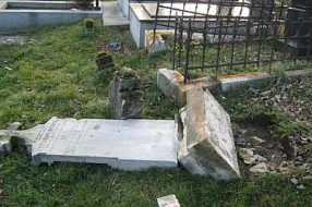 Oskrnavljeno Pravoslavno groblje na Paliću