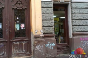 Razbijen prozor na Gradskoj biblioteci