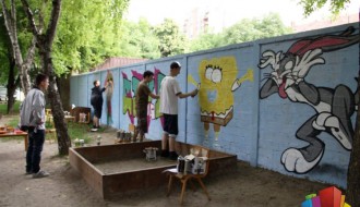 Umetnici oslikali deo zida u dečjem objektu "Kolibri"