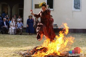 U Maloj Bosni održano tradicionalno preskakanje vatre na Svetog Ivana Cvitnjaka