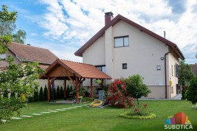 Mir i toplina skriveni u dvorištu bračnog para Vuković - Zelena oaza koja ostavlja bez daha
