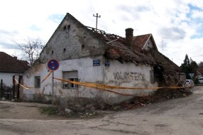 Napuštene kuće pretnja za prolaznike i komšiluk