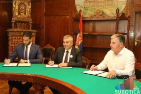 Ministar sporta Udovičić obišao klimatizovanu halu i potpisao ugovor za nove radove na stadionu