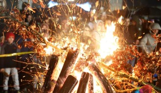 Naložen badnjak uz prigodan program na Trgu ispred Gradske kuće