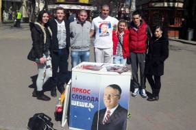 Radikali delili knjige Vojislava Šešelja građanima Subotice