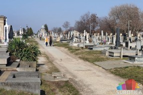 Groblja u Subotici uređena pred verske praznike posvećene preminulima