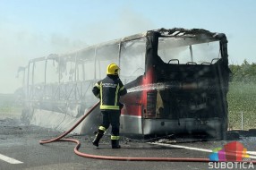 Izgoreo autobus "Niš ekspresa" na auto-putu kod Feketića