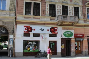 Vip bez dozvole prekrečio fasadu na Korzu