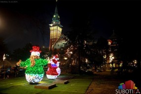 U toku je novogodišnje ukrašavanje grada - vratila nam se porodica Snešković