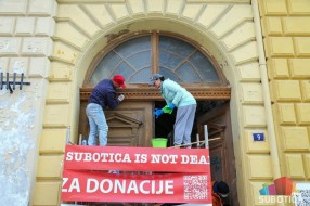 Volonteri obnavljaju kapije u centru grada - "Udruženi možemo ulepšati naš grad!"