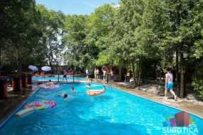 Leto na "Campingu" - kupanje, letnje žurke i zabavni sadržaji za sve generacije