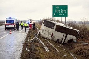 Autobus sleteo sa auto-puta kod Bačke Topole, povređeno 12 osoba