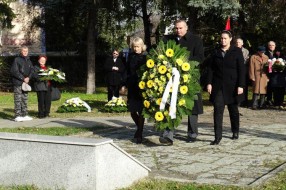 Položeni venci i cveće na spomenik „Balada vešanih“