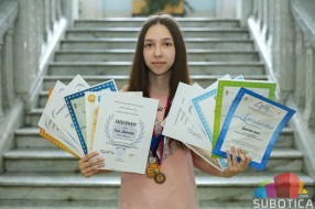 Učenica škole "Ivan Sarić" Ana Davčik niže uspehe iz programiranja, matematike, fizike i engleskog jezika