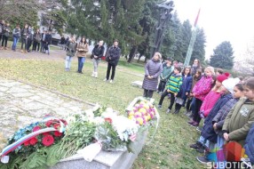 Položeni venci na spomenik "Balada vešanih"