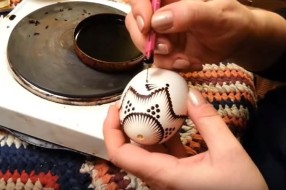 Radionica šaranja jaja voskom u Gradskom muzeju Subotica: Spoj tradicije, umetnosti i simbolike