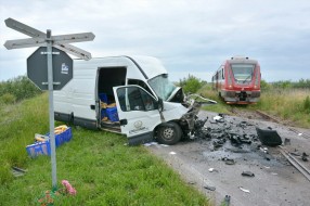 Kombi naleteo na voz na neobezbeđenom pružnom prelazu
