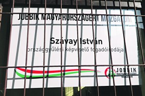 Komunisti protiv kancelarije Jobika u Senti