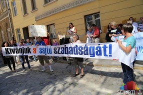 Protest novinara „Mađar Soa“ i „Het Napa“