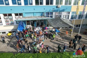 Studenti VTŠ prenoćili ispred ustanove, traže da uđu unutra - insistiraju na blokadi, škola odgovara - prelazimo na onlajn