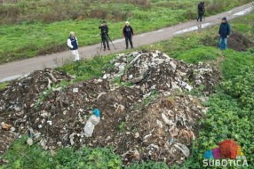 Divlja deponija nekoliko metara od obale jezera Palić