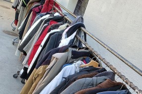 Podela polovne garderobe u subotu u dvorištu MZ "Bajnat"