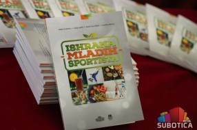 Predstavljen priručnik "Ishrana mladih sportista" subotičkih autora