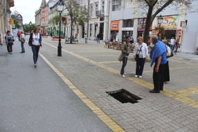 Pešak propao kroz rupu na korzou