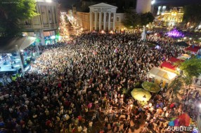 Održan koncert Baje Malog Knindže na prepunom Trgu