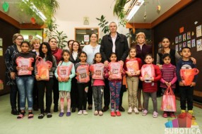 Deca iz romske zajednice dobila udžbenike