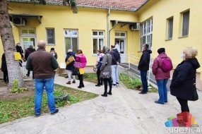 Više lekara u Respiratornoj ambulanti u Harambašićevoj