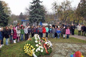 Položeni venci na spomenik "Balada vešanih"