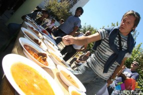 Pasulj, druženje i tradicija – Bajmok spreman za 23. Prvomajsku pasuljijadu