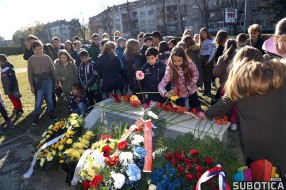 Položeni venci na Spomenik "Balada vešanih"